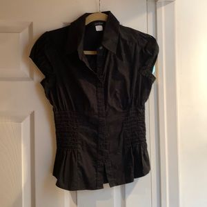 Sam & max cap sleeve black size medium button down shirt with elastic waist